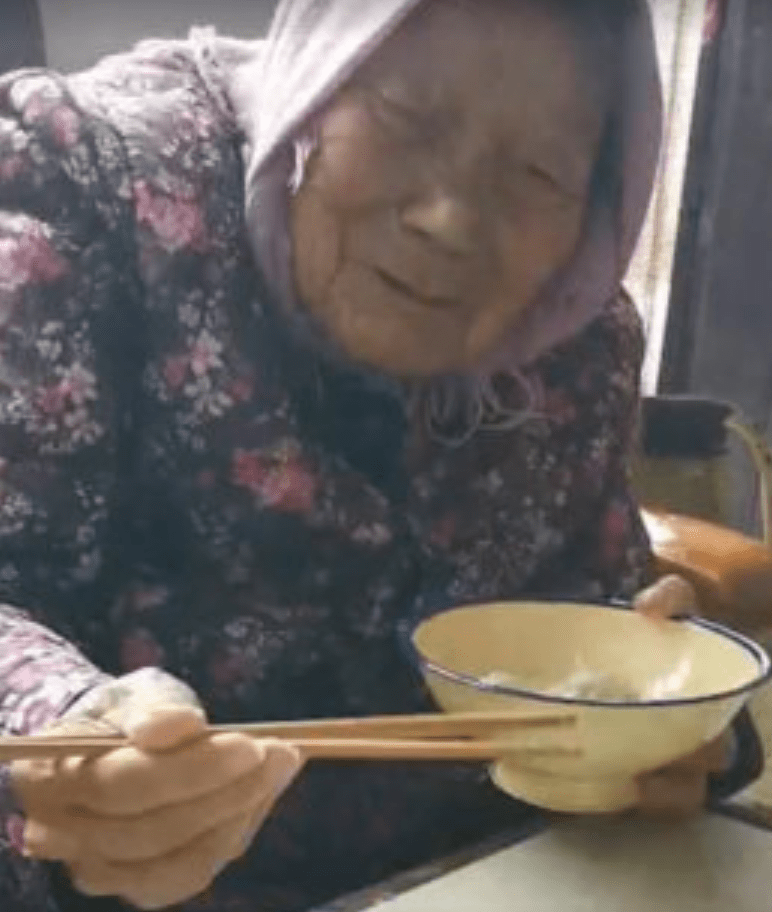 91岁老母亲和儿子吃饭一个下意识动作感动千万网友很暖心