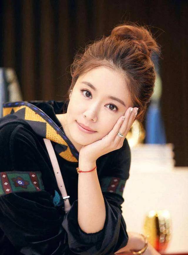 林心如女儿用的是黄金碗喝鱼翅粥,李湘女儿穿