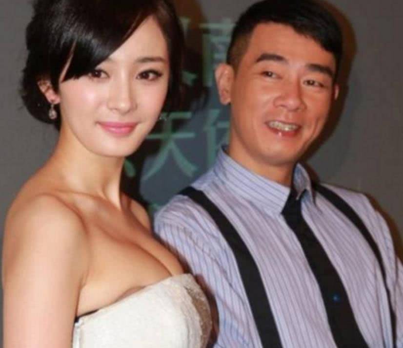 原创杨幂早年旧照曝光,美得不可方物,谁知却被山鸡哥的眼神抢了镜!