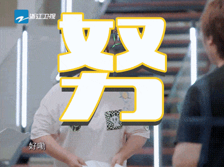 原创贾玲搞笑gif手机号是不可能给你了但是可以一起哈啤酒想要撩