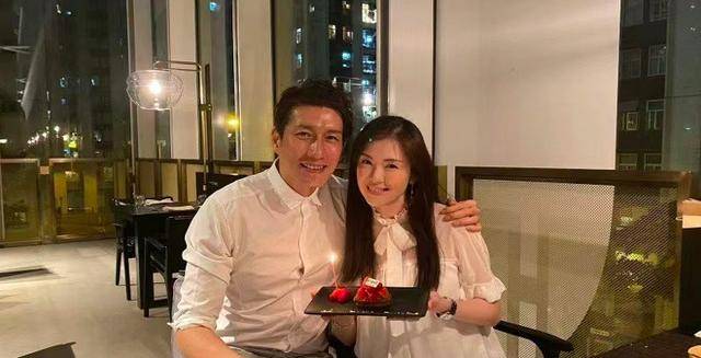 51岁袁文杰领证！与小7岁女友秘密同居多年，不