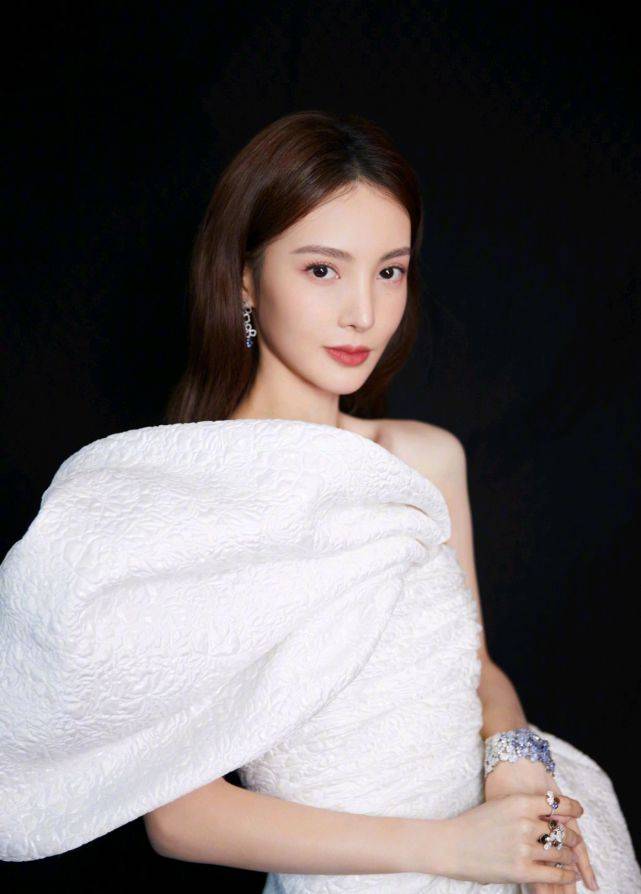 金晨也太瘦了,身穿白色抹胸连衣裙,清新又时尚,锁骨更