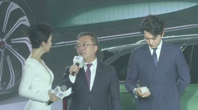 43岁靳东现身活动,低头不敢看身边美女主持?