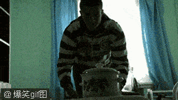 搞笑gif段子性感小姐姐在会议场上招摇过市