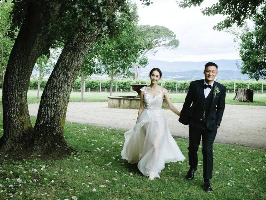 余文乐结婚纪念日官宣得女，抱女儿嘟嘴亲吻，