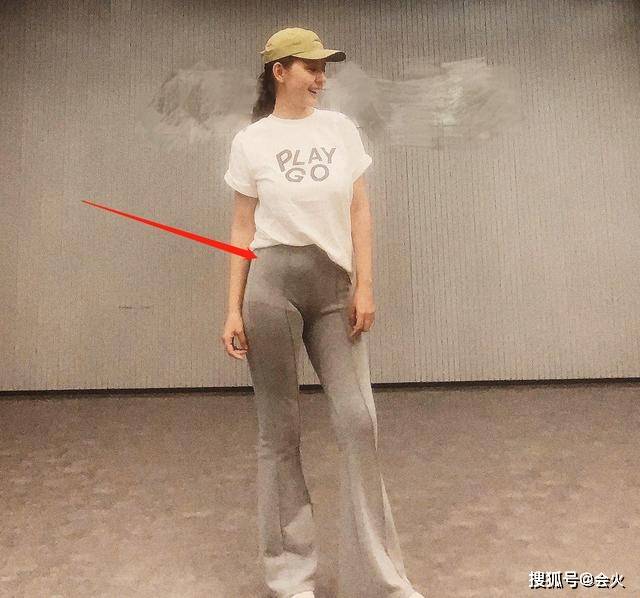 34岁热依扎承认隐婚生子,大方公开女儿侧脸照