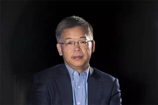 黄益平：银行每年都下压贷款利率，监管部门也