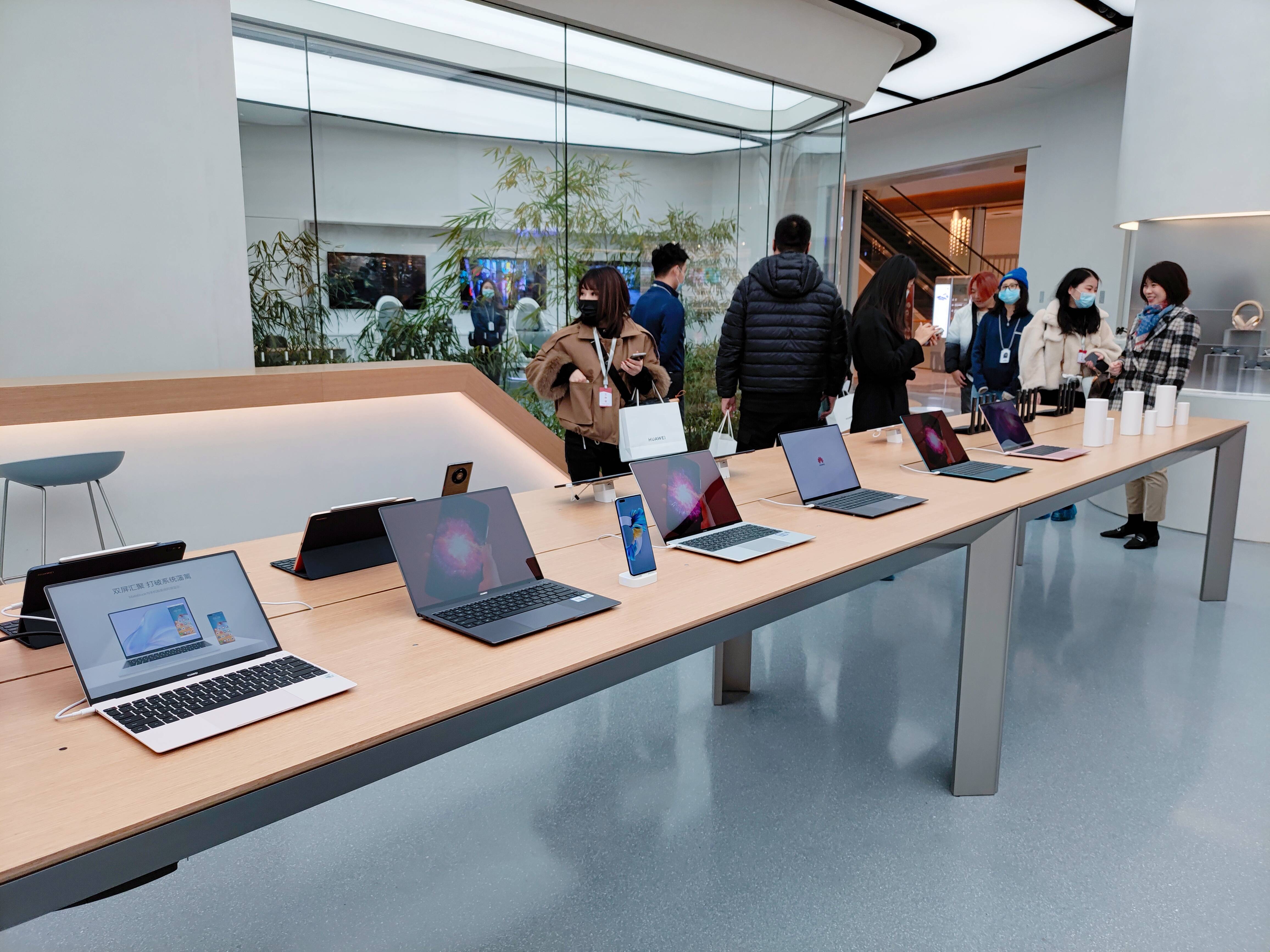 真车、熊猫、全屋智能…即将开业的华为成都旗
