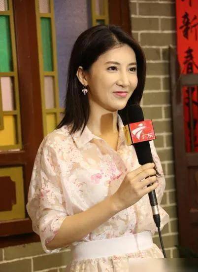 广东美女主持伍燕太优秀,集主持人频道总监导演于一身