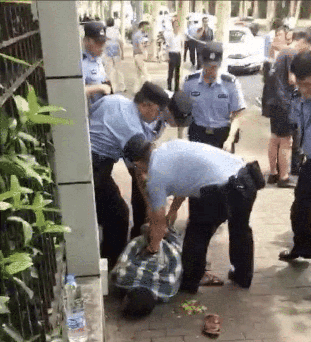 为报复社会疯狂砍人