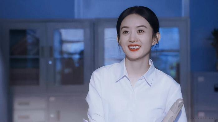 原创赵丽颖《谁是凶手》路透曝光,自己补妆表情严肃,最新写真也上线