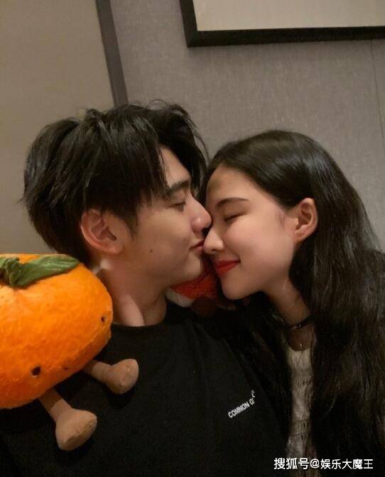 焉栩嘉曾在付费官咖发自拍，疑女友入镜，粉丝