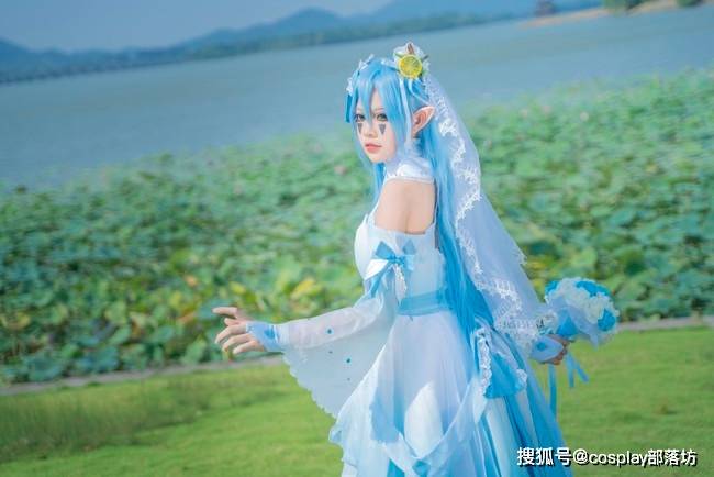 cos:花嫁安莉洁,手捧鲜花真的很甜