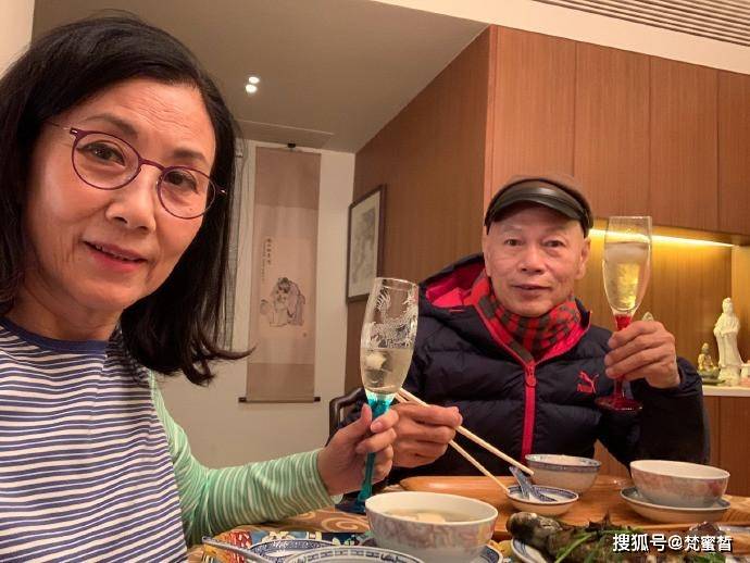 汪明荃夫妇大秀恩爱,小产伤情欲绝至今无子,历尽磨难结婚很艰辛