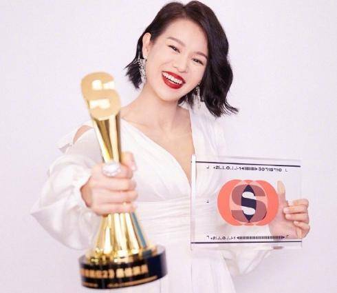 视后胡杏儿太拼命！坚持低温户外拍摄大片，41岁穿深v美丽冻人