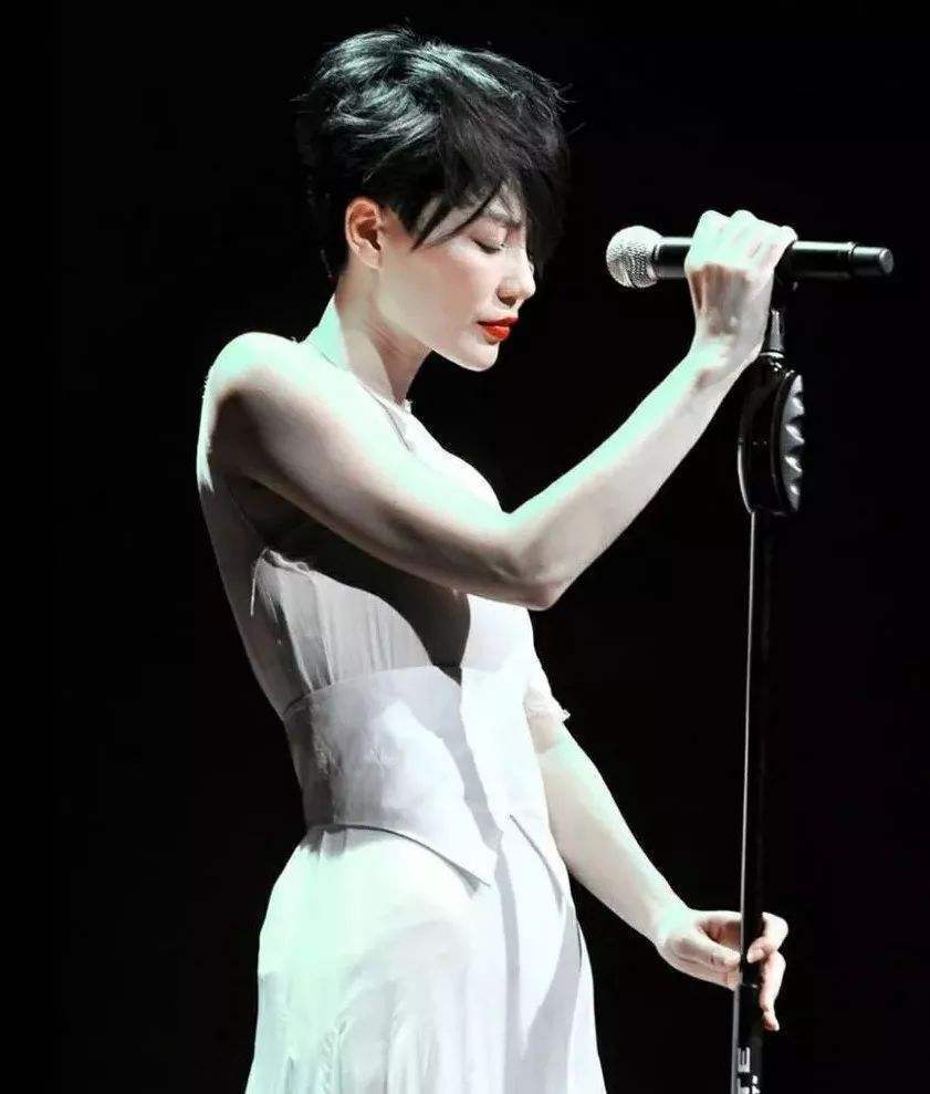 王菲女儿窦靖两鬓剃光完全就像男孩子，网友：