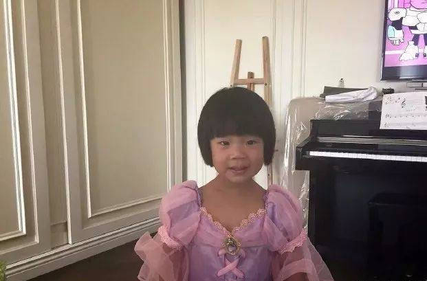 小s與老公同框似兩代人，女兒明明很醜卻說漂亮，丑到極致就是「高級臉」？ 娛樂八卦吃瓜 第11张