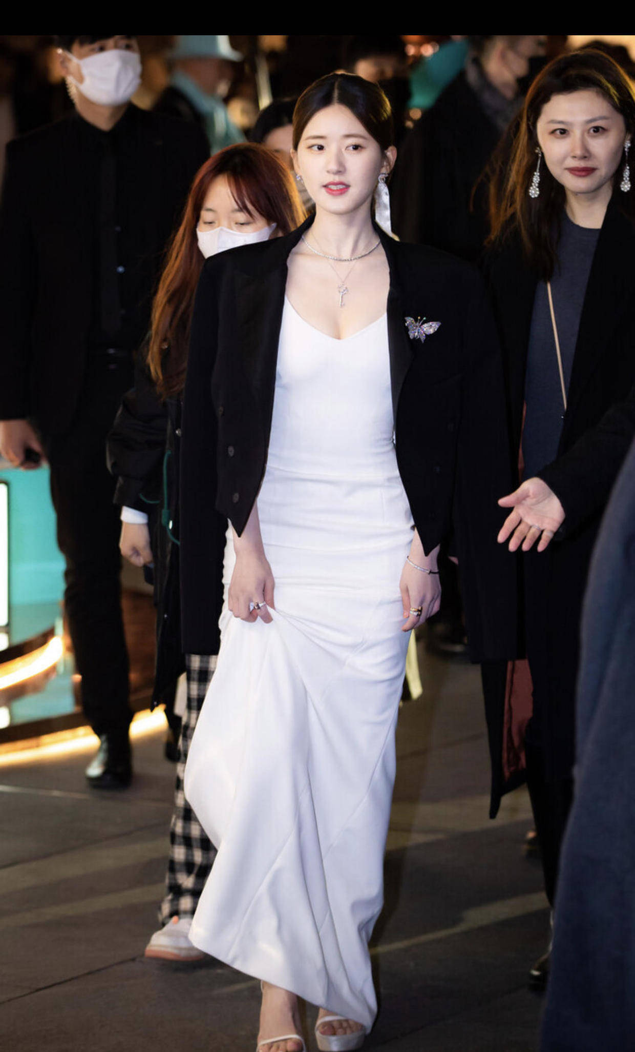 原创赵露思又让人刮目相看了,白色礼服配黑色西装干练成熟,精致高级