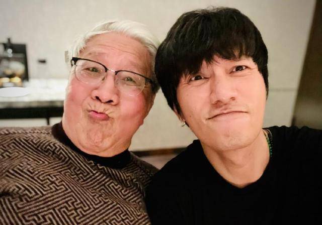 44岁陈坤晒全家福，家人颜值比他还高！独缺儿子