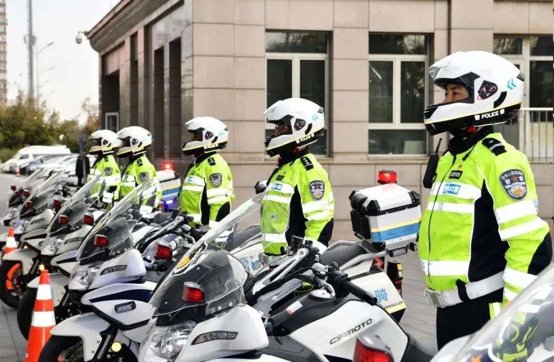 这则新闻说,从12月2日开始,北京交警警用摩托车所使用的各项执勤执法