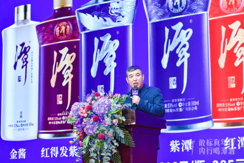 一潭酒一把剑猜成语_看图猜成语