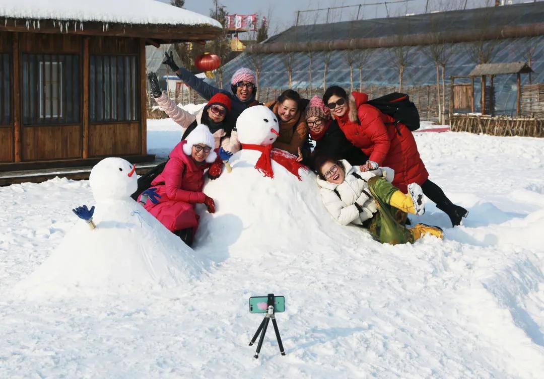 滑雪体验冬季的黑风关古镇,拥有盘锦市唯一的标准初级道,雪坡高度16.