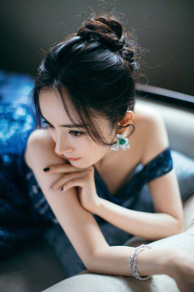 人间美人鱼,杨幂拖尾星空蓝裙温婉灵动,卧沙发慵懒妩媚.