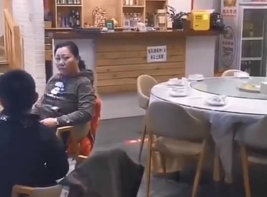 母女就餐1小时未动筷老板报警 来自搜狐网