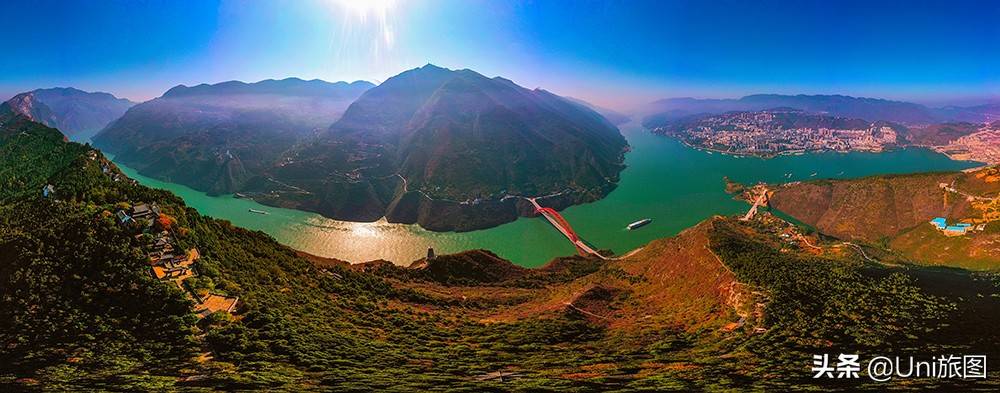 三峡平湖巫峡烟云湖北巴东县巫峡口景区。久雨后的朝阳，把长江三峡的巫