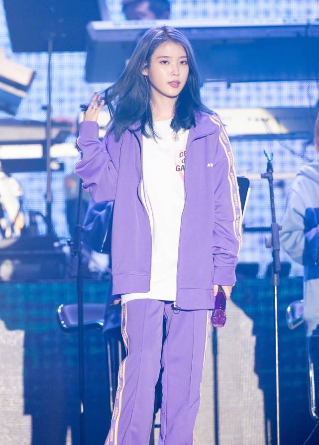 蓝发iu好漂亮穿紫色运动服唱歌休闲大方果然颜值高穿啥都美