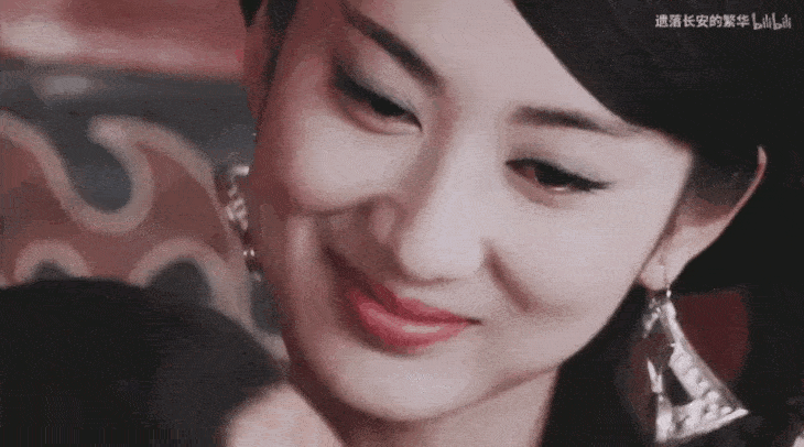 就勾人魂魄了, 那一颦一蹙,一举一动,极致妖娆,妩媚艳丽,女人都移不开