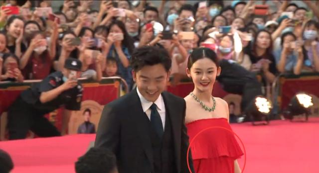 苗苗郑恺同框晚会 f9a4153eb06245aeb3b27bf78e88a72e.bmp