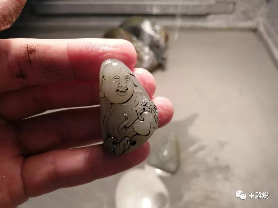 一件和田玉玉佛的设计雕刻