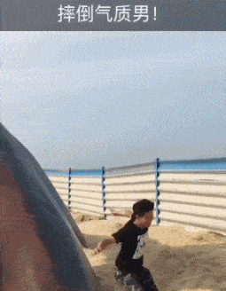 原创gif搞笑段子:老妈跑来给小明开家长会,没想到这一波操作,把小明给