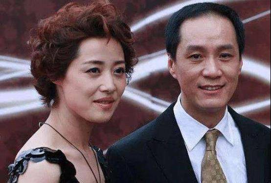 53岁刘蓓经两次婚姻后,携子再嫁第一任老公,继子原来是"范闲"