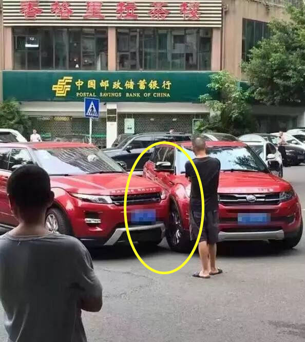 原厂Landwind X7撞路虎极光,两个车主面面相觑,心里骂着对方,脸上挂着微笑!