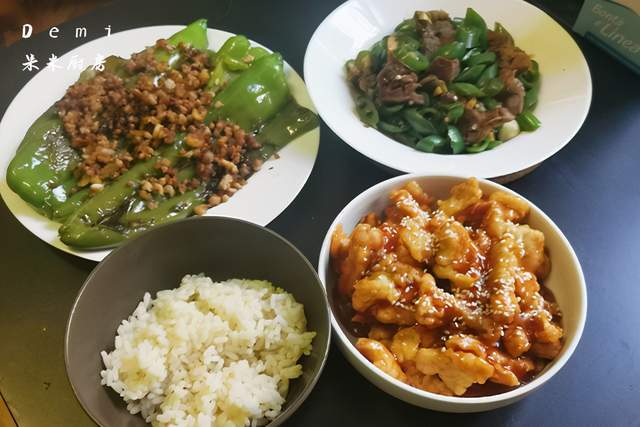 周末在家做午餐,两荤一素都是家常菜,花费不到50元,吃