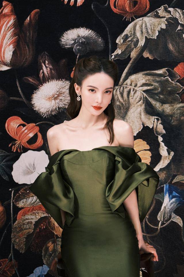 原创金晨拍复古油画大片墨绿色长裙配公主头优雅高贵美成了画中人