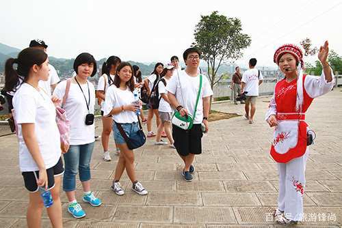 导游和“伴游”的差距在哪里？旅行社员工说出实情，挂羊头卖狗肉