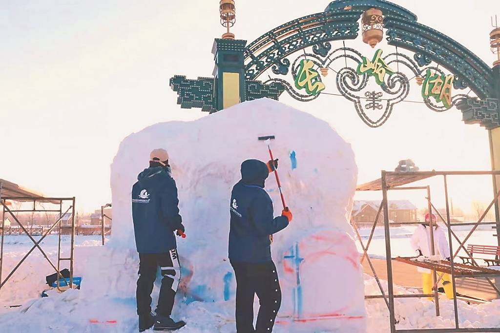 首届长岭湖国际雪雕冰雕艺术创意大赛启幕！苏州学子“就爱北国的雪，对味儿”