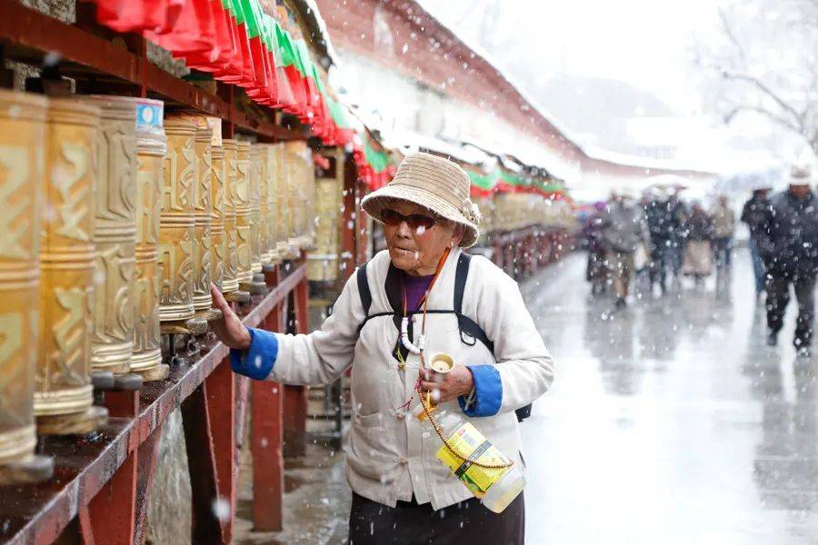 广州旅游攻略景点必去，去嗨皮西藏游｜一起去拉萨，看看下雪的八廓街吧！