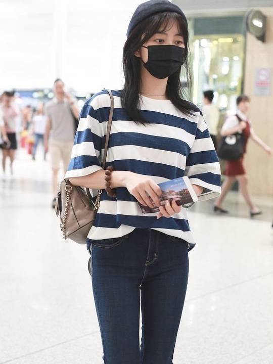 原创邻家小姐姐现身!29岁谭松韵穿白t搭配牛仔裤,满满的少女气息
