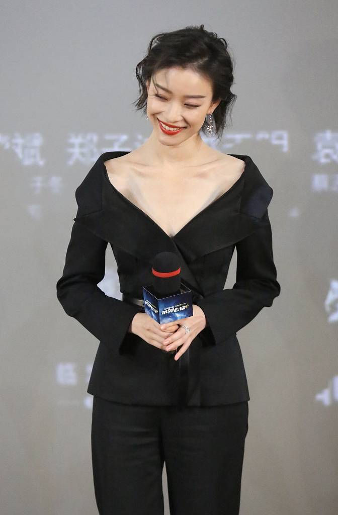倪妮港风复古范儿出席活动 卷发配深v西装浅笑迷人