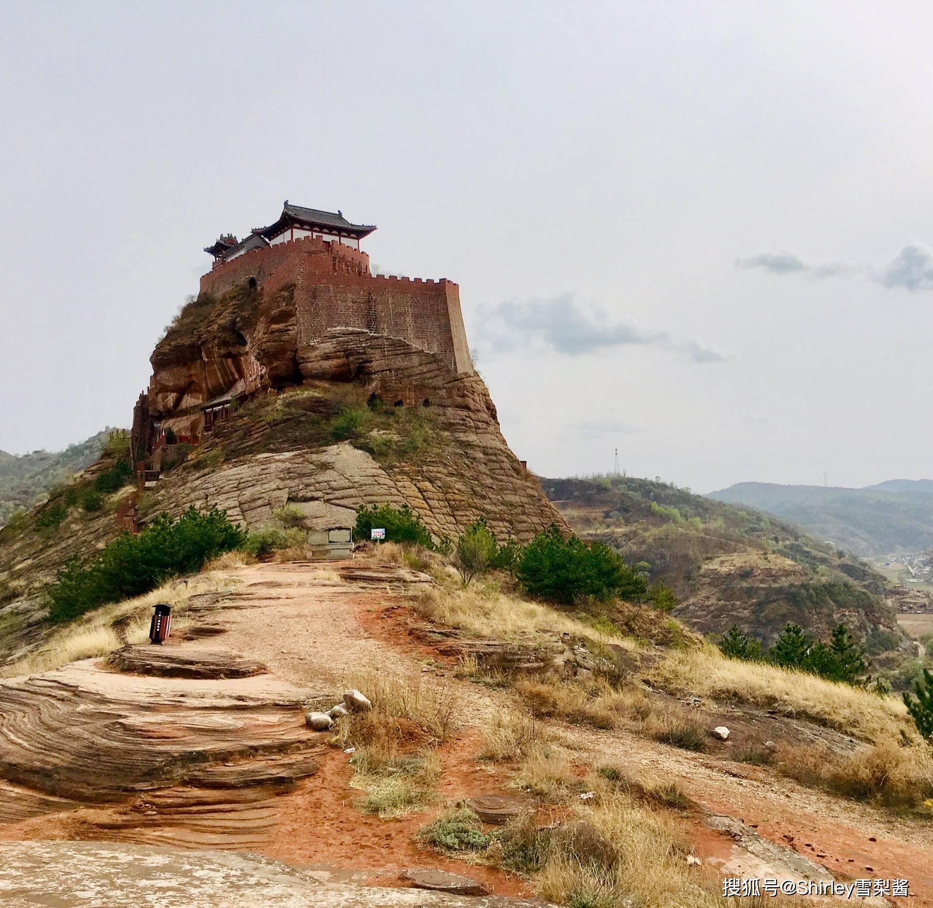 中国“最惊险”的古堡，掏空整座山体建于悬崖之上，最多时住着千人