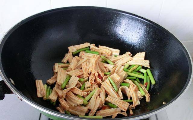 炒肉丝需要加水不 e218e67ced8b45c5962d41b7f4fff23a.jpeg