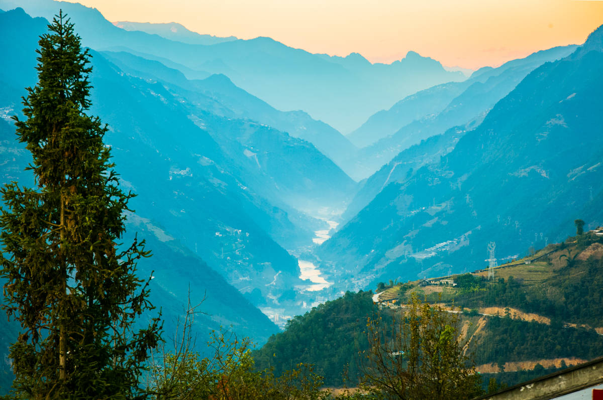 中国最后的秘境，大峡谷最佳观景村寨，遥望三江并流奇观