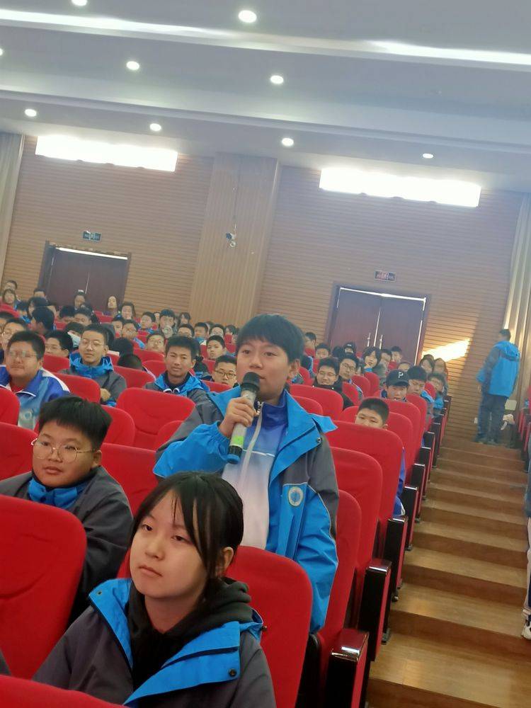 潍坊新纪元学校初中部举行《民法典》进校园暨法制宣传讲座