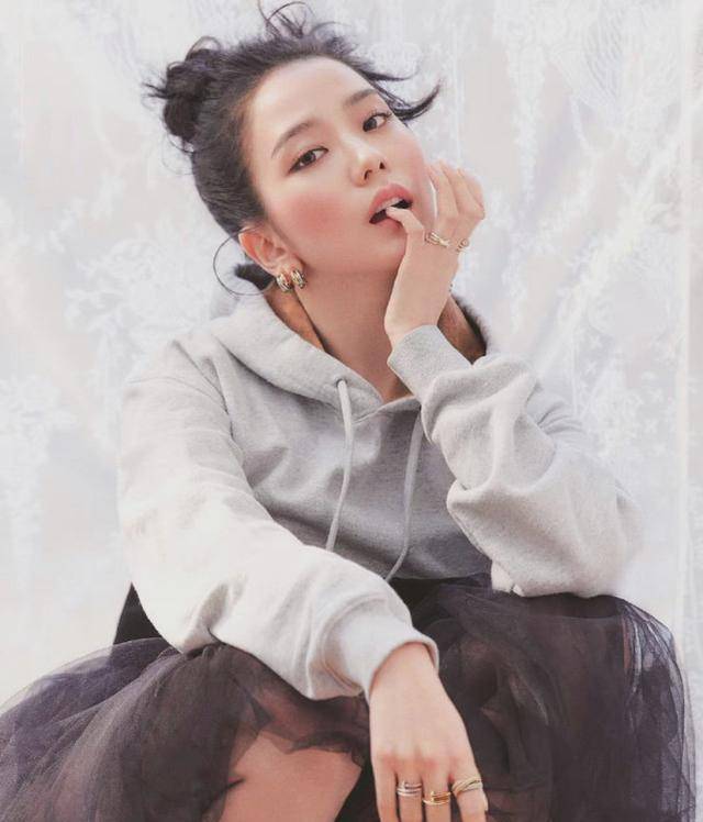 粉墨成员金智秀新杂志内页公开,疑故意露香肩锁骨