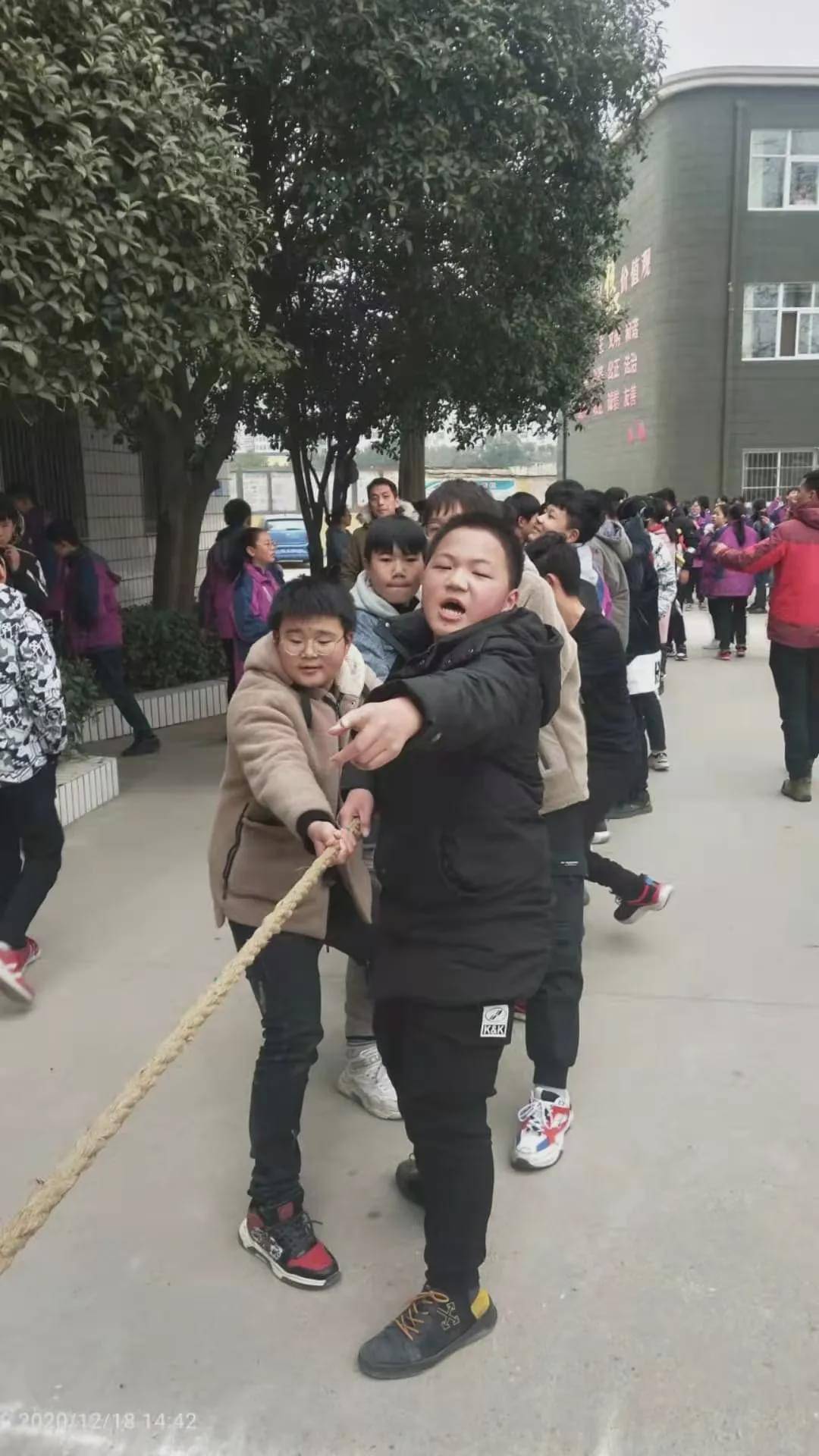 潢川一中初中部八年级进行冬季拔河比赛