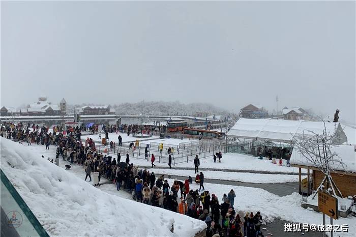 成都周边冰雪游乐景点，冬天是滑雪者的天堂，还能欣赏雪山云海